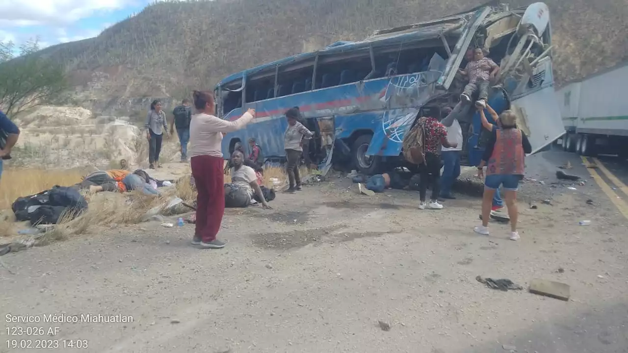 La Jornada: Vuelca autobús con migrantes en Puebla; al menos 13 fallecidos