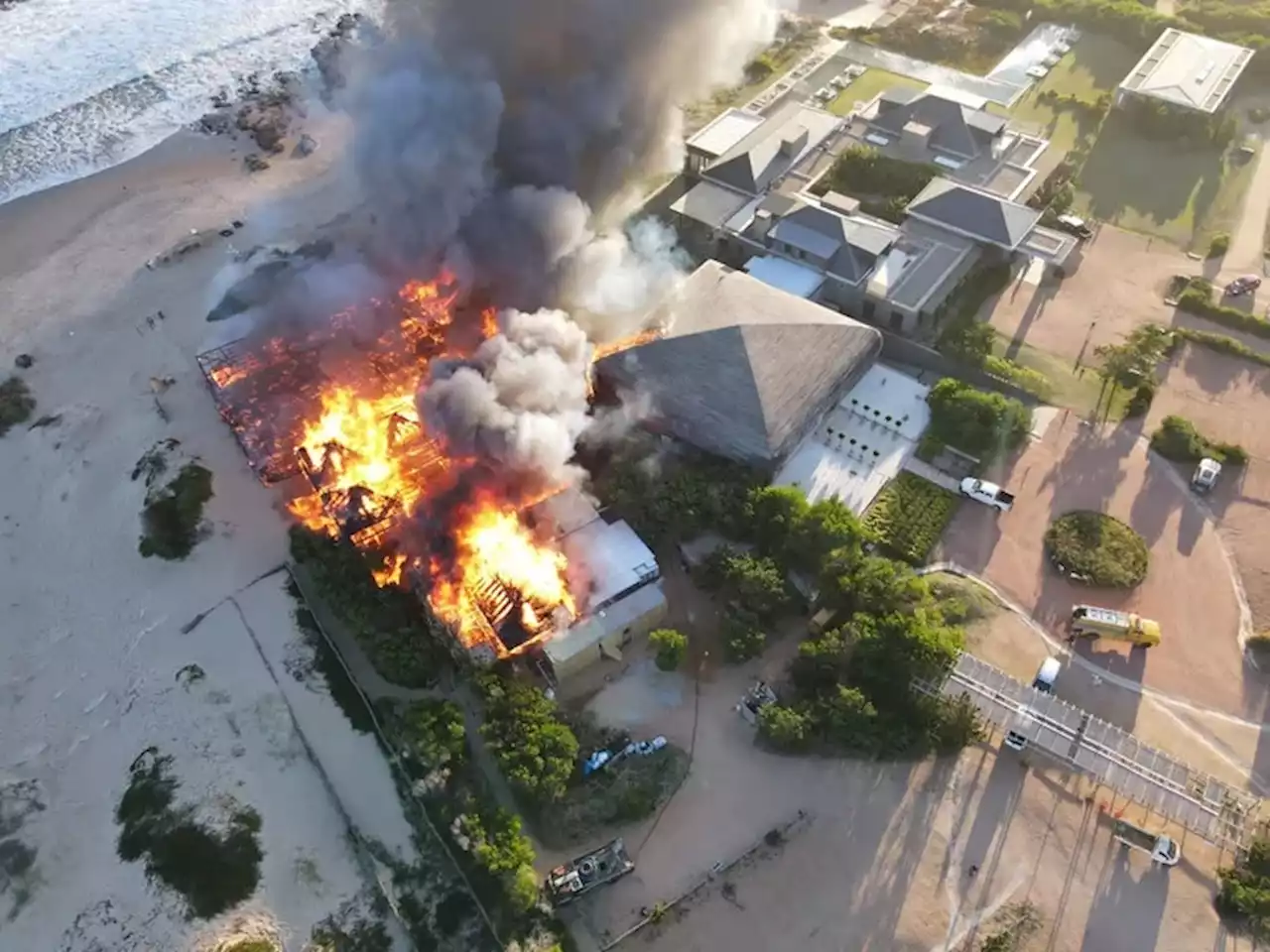 Así fue el incendio en el parador La Susana, en Punta del Este, en fotos y videos