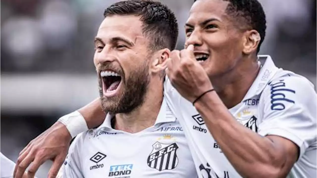 Lucas Lima 'divide' prêmio com Marcos Leonardo e exalta atuação pelo Santos: 'Melhor impossível'