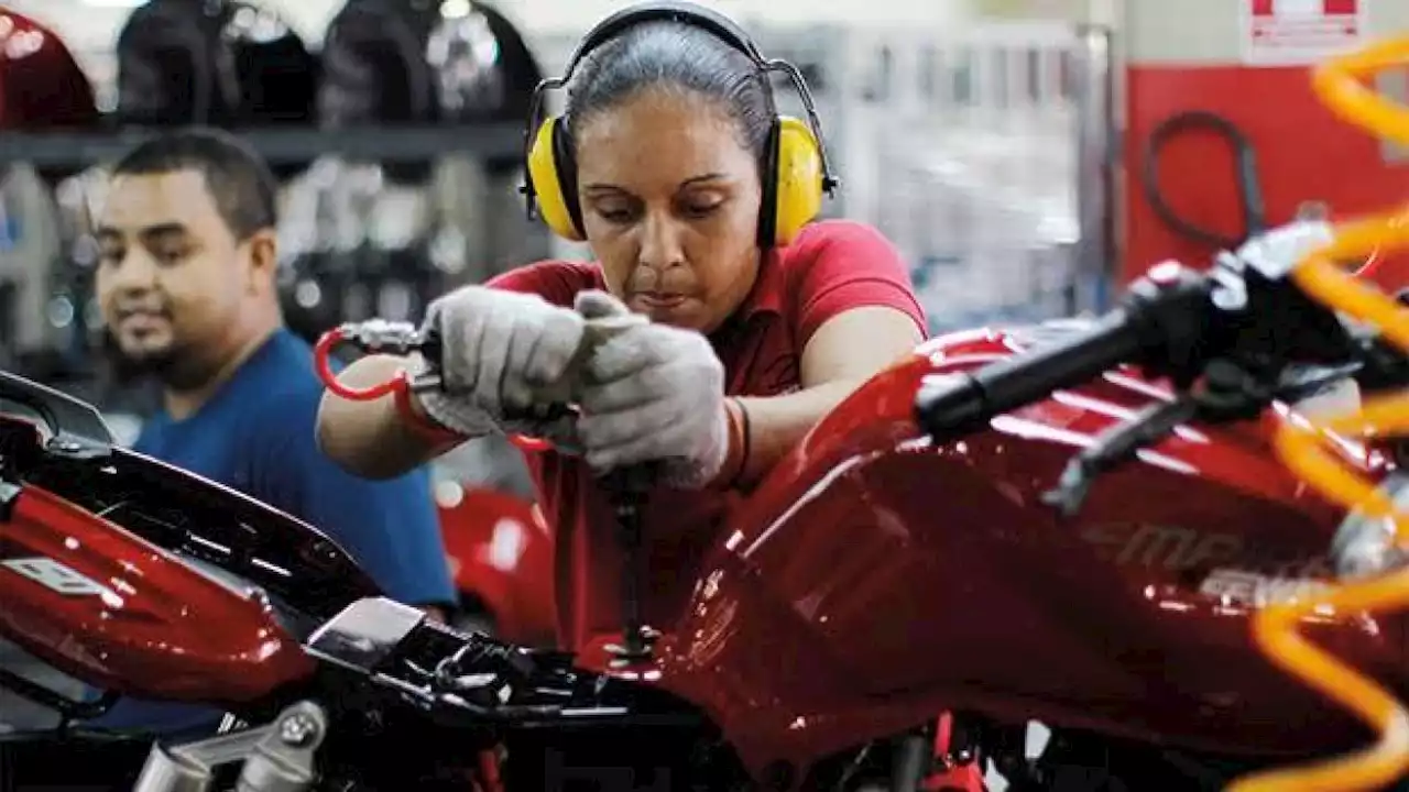 Mujeres trabajan 6.2 horas más que los hombres, revela Inegi