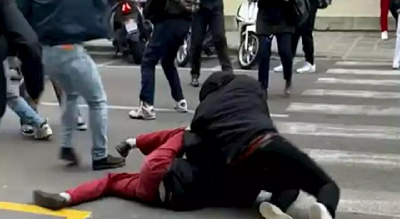 Firenze, centinaia di studenti davanti al liceo Michelangiolo dopo l'aggressione di sabato