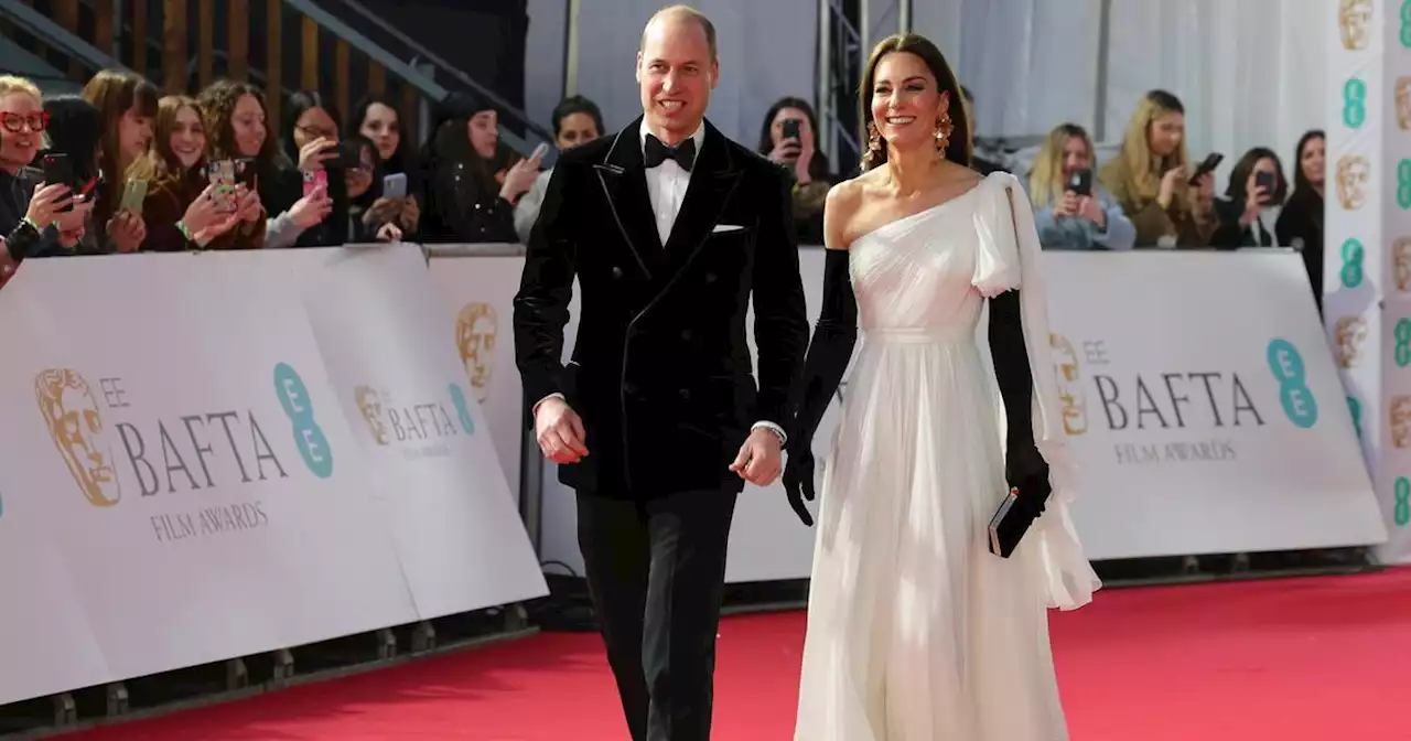 Gants noirs d'opéra et robe blanche vaporeuse : l'apparition hollywoodienne de Kate Middleton aux Bafta