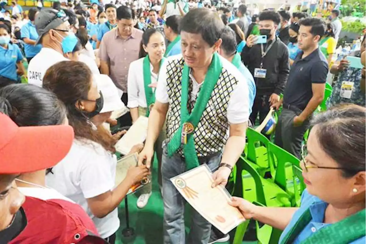 1,500 ARBs in Western Visayas receive land titles