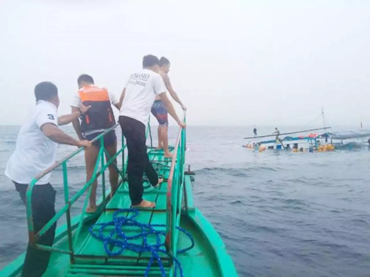 Cargo boat sinks in Quezon; Captain, crew rescued