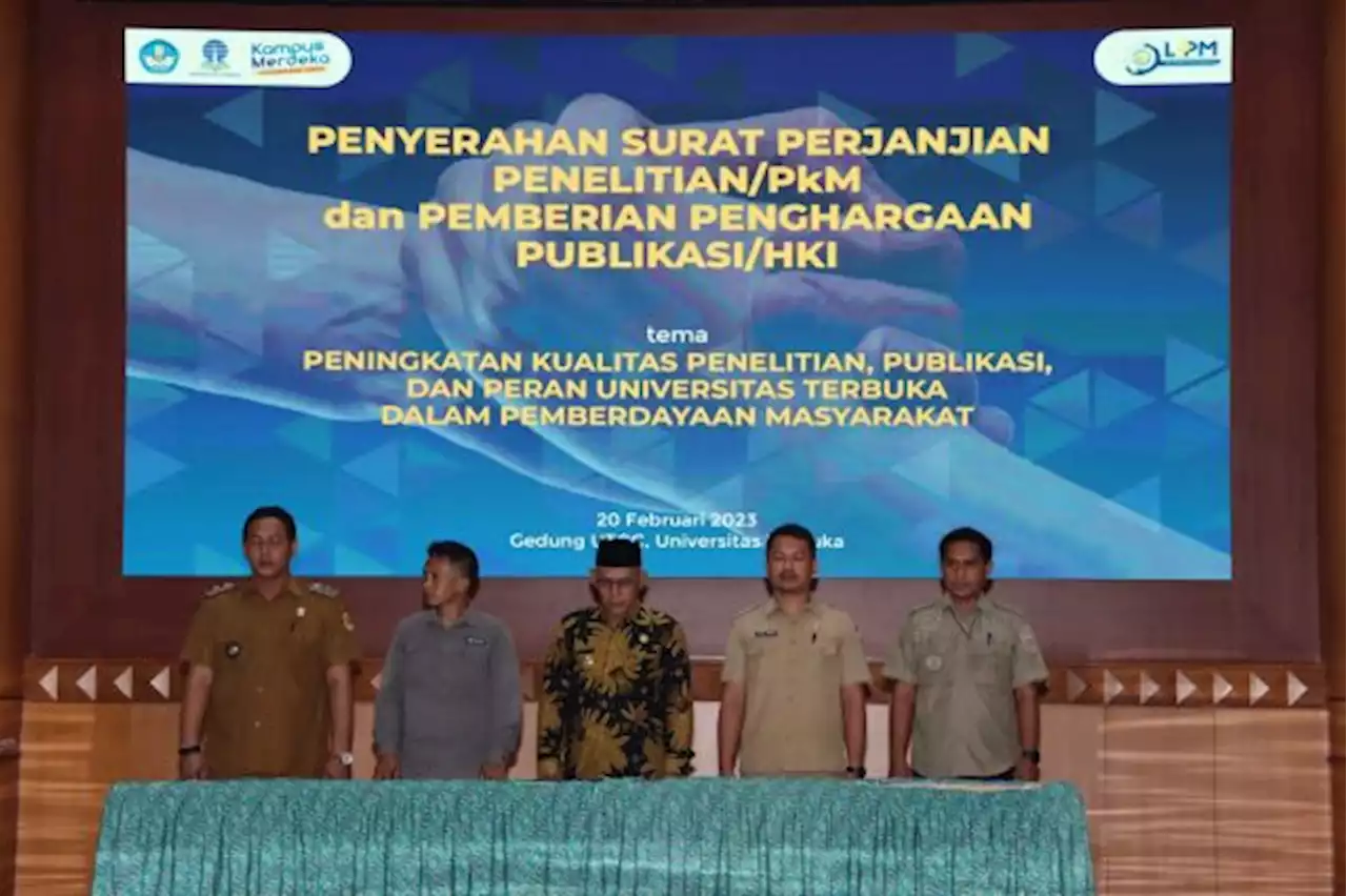 UT Serahkan Kontrak Penelitian dan Pengabdian kepada Masyarakan Tahun 2023