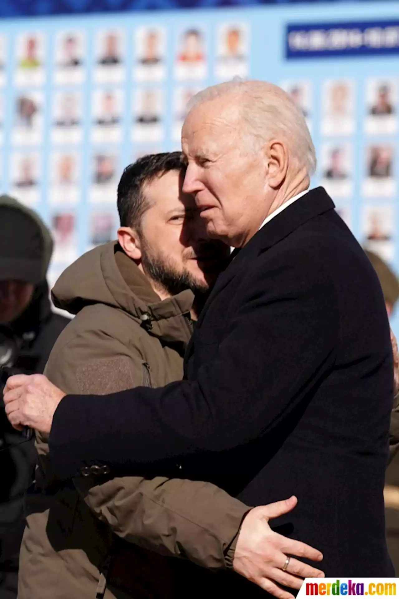 Foto : Kunjungan Pertama ke Kyiv Sejak Invasi Rusia, Joe Biden Peluk Erat Presiden Ukraina | merdeka.com