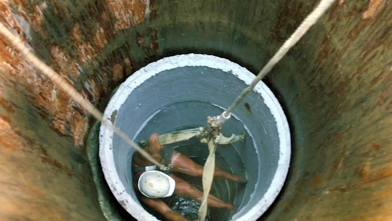 Un petit garçon de 5 ans tombe dans un puits de 4 m de profondeur, son père se jette à l'intérieur pour le sauver