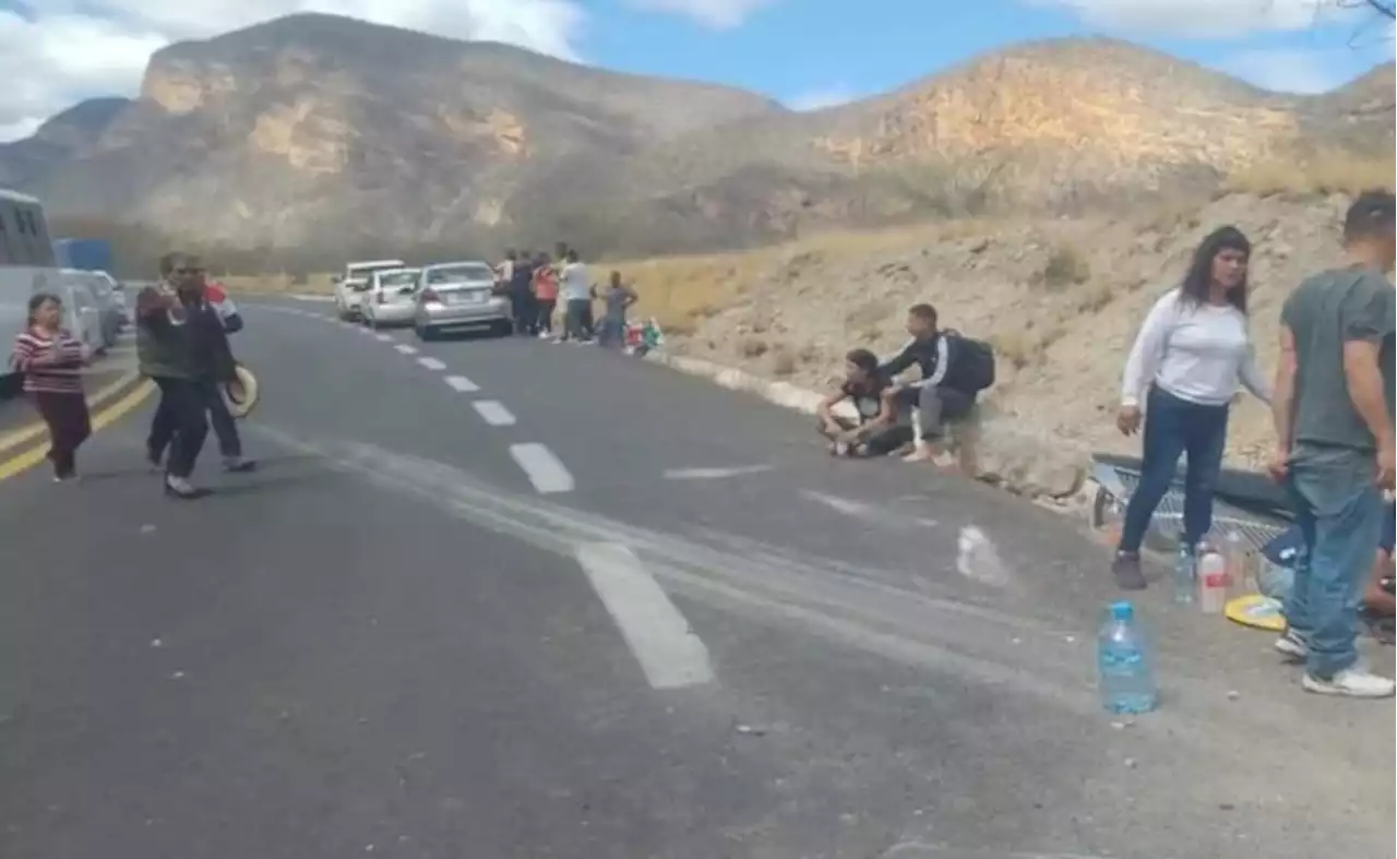 Volcadura en supercarretera Cuacnopalan-Oaxaca deja muertos y heridos