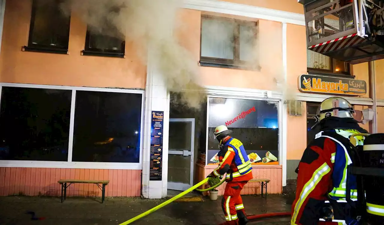 Dauereinsatz im Norden: Mehrere Autos und Dönerladen brennen