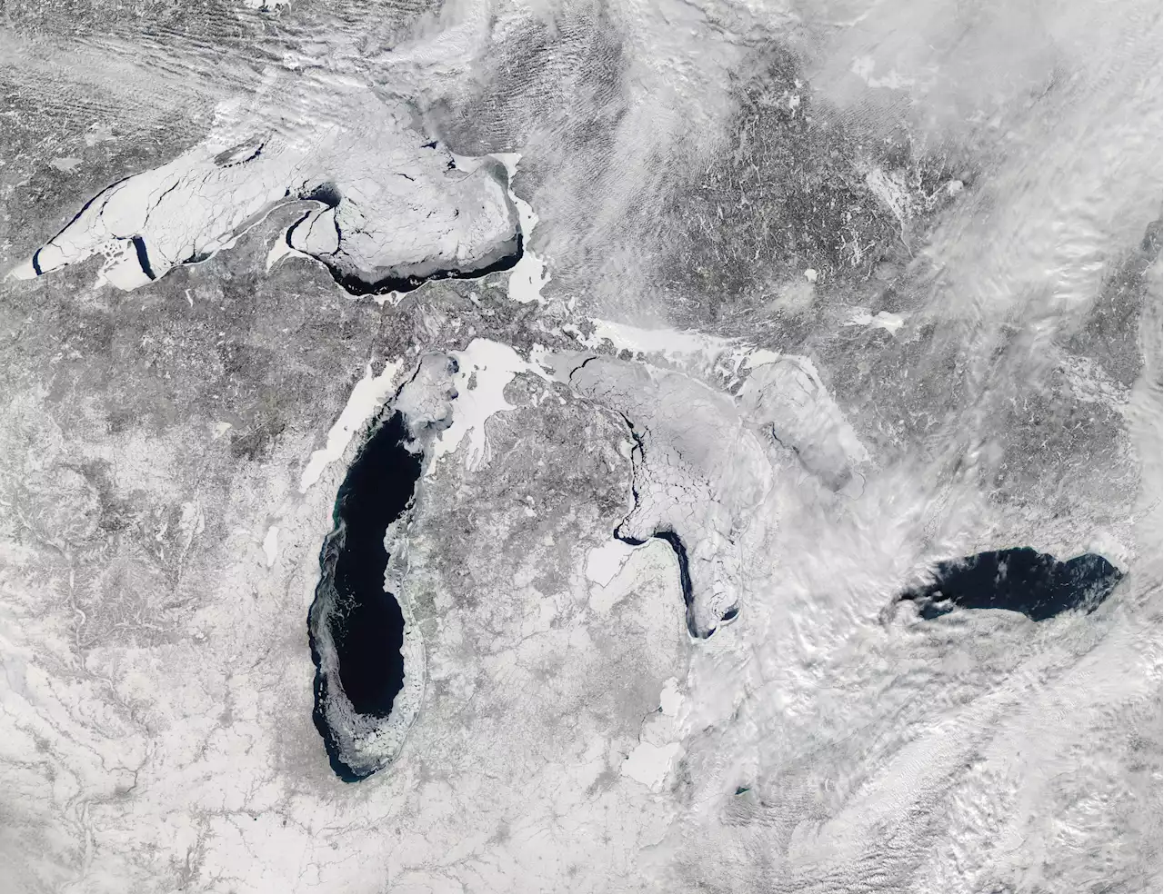 Record low ice at Great Lakes seen in before and after images from space