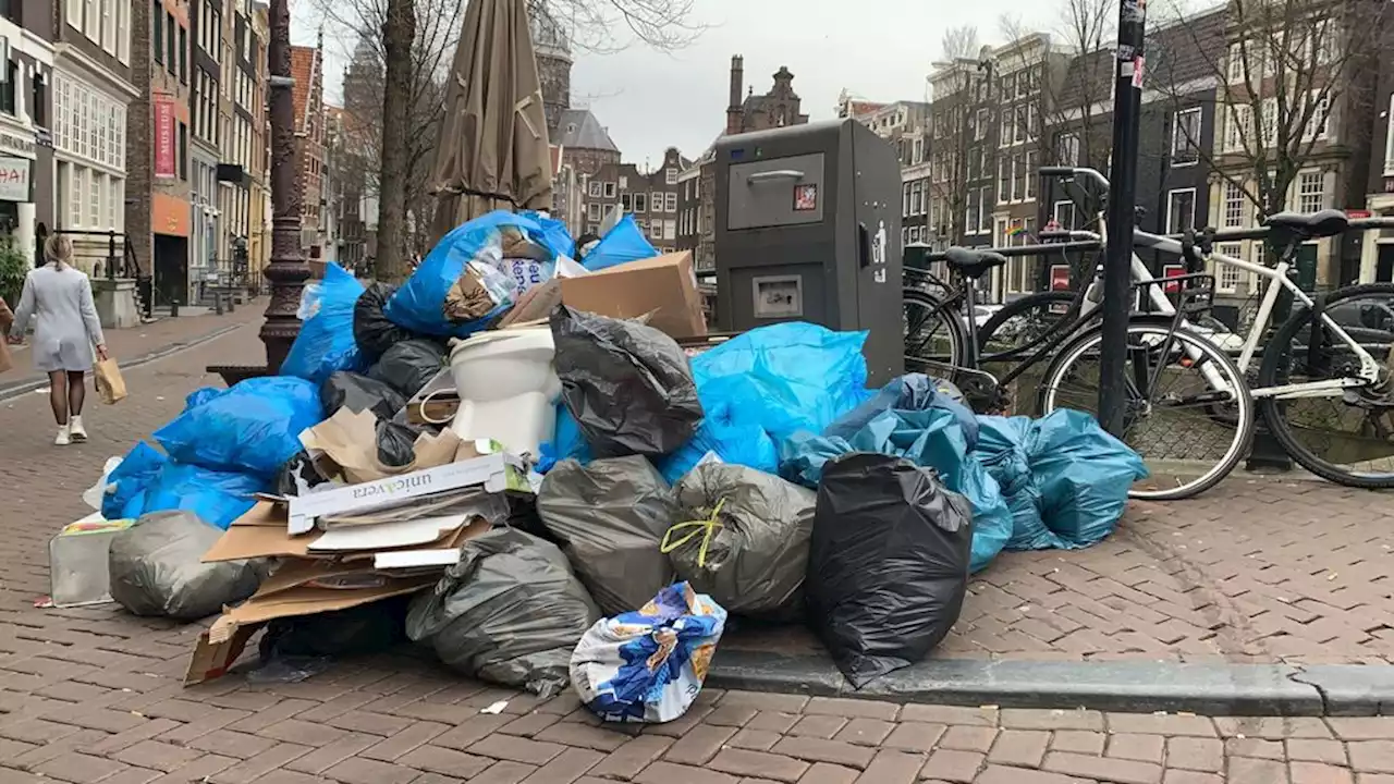 Afval stapelt zich op in Amsterdamse binnenstad op eerste stakingsdag