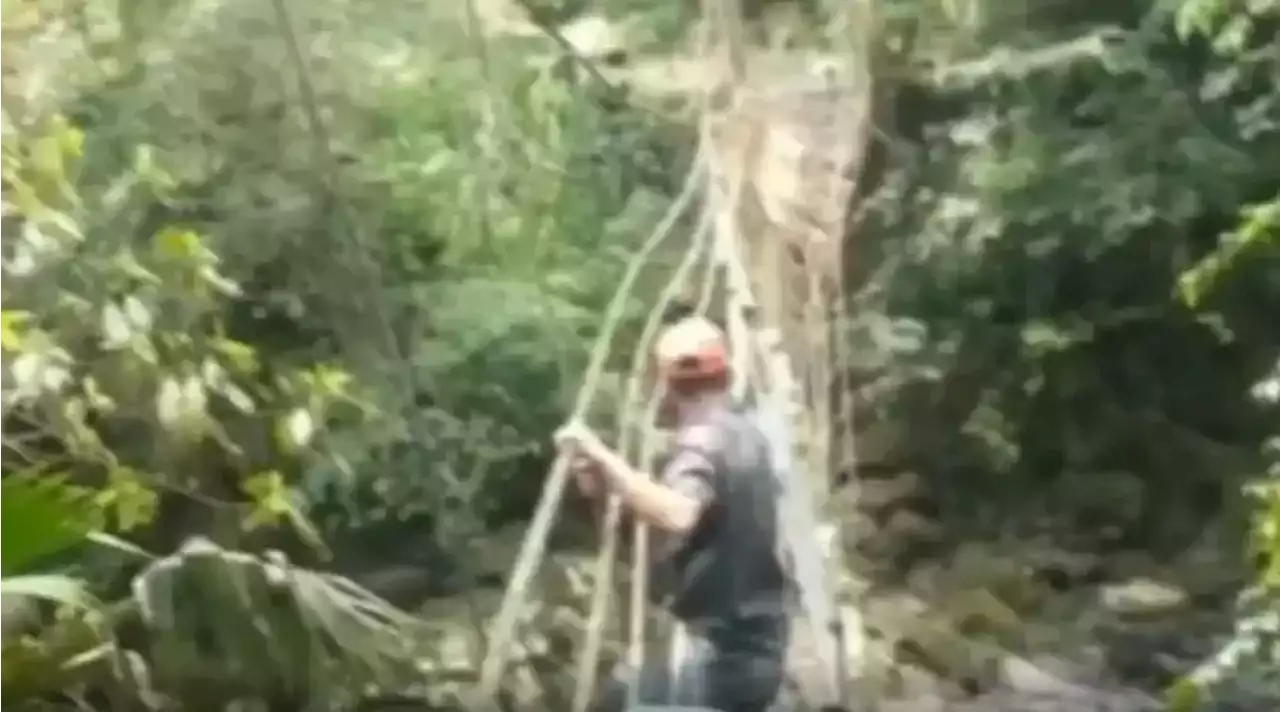 Campesinos arriesgan sus vidas pasando por restos de un puente que colapsó