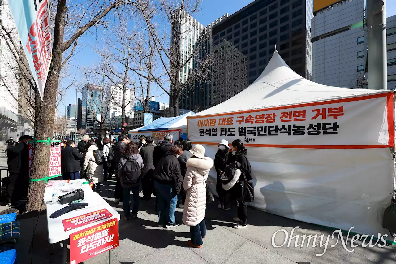 [오마이포토2023] '윤석열 타도 범국민단식농성단' 천막 숭례문 앞 설치