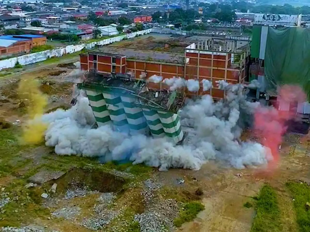 Video de la implosión de antiguo edificio de Bavaria en Cali