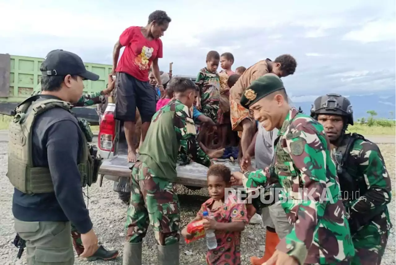 TNI-Polri Kembali Evakuasi Warga Sipil di Nduga |Republika Online