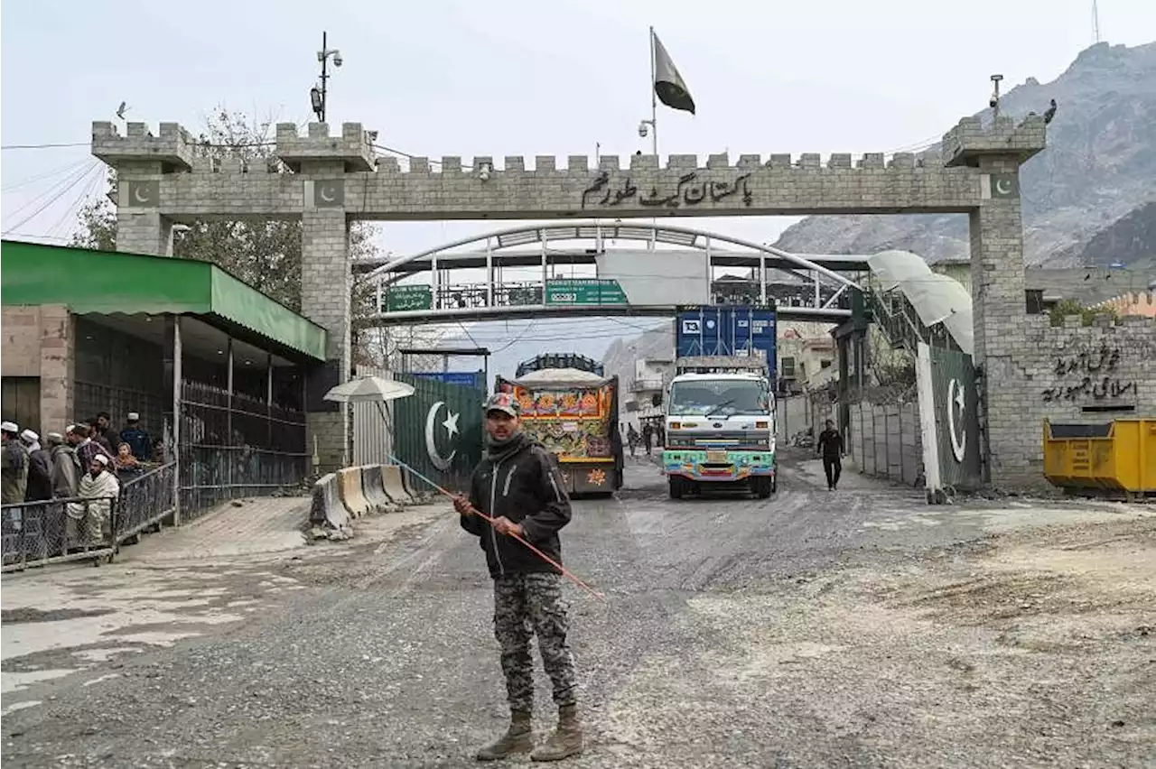 Gunfight after Afghan Taliban shut key border crossing with Pakistan