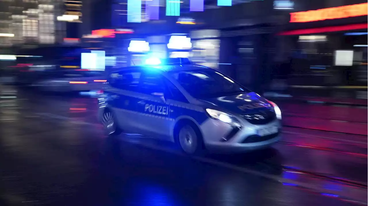 Raubüberfall in Berlin: Unbekannte stechen auf 20-Jährigen ein – schwer verletzt