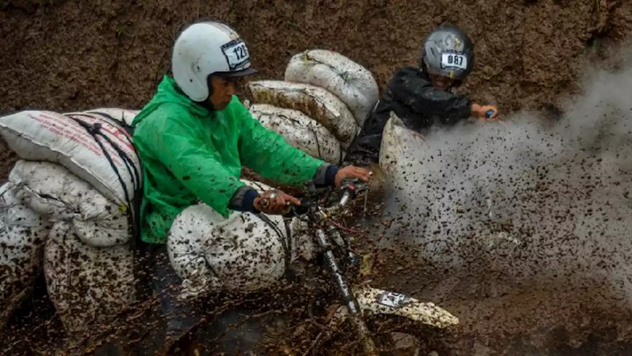 Aksi Balapan Ojek Gunung di Garut