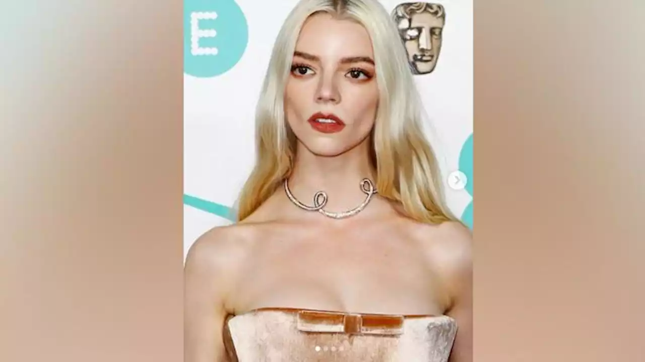 Anya Taylor-Joy Tampil Glamor Pakai Gaun Velvet Schiaparelli di BAFTA 2023