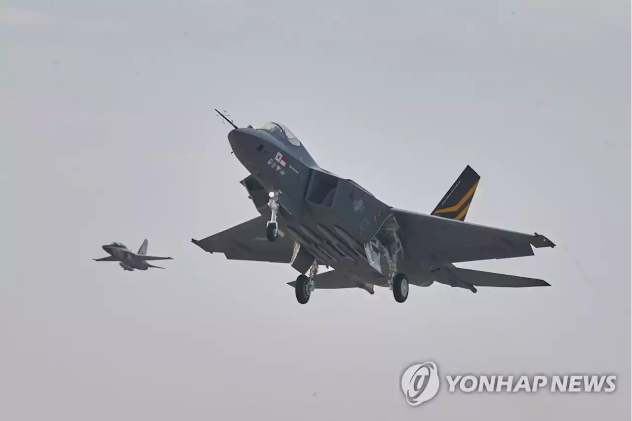 국산전투기 KF-21 4호기 '2인승' 비행성공…AESA레이더 등 시험 | 연합뉴스