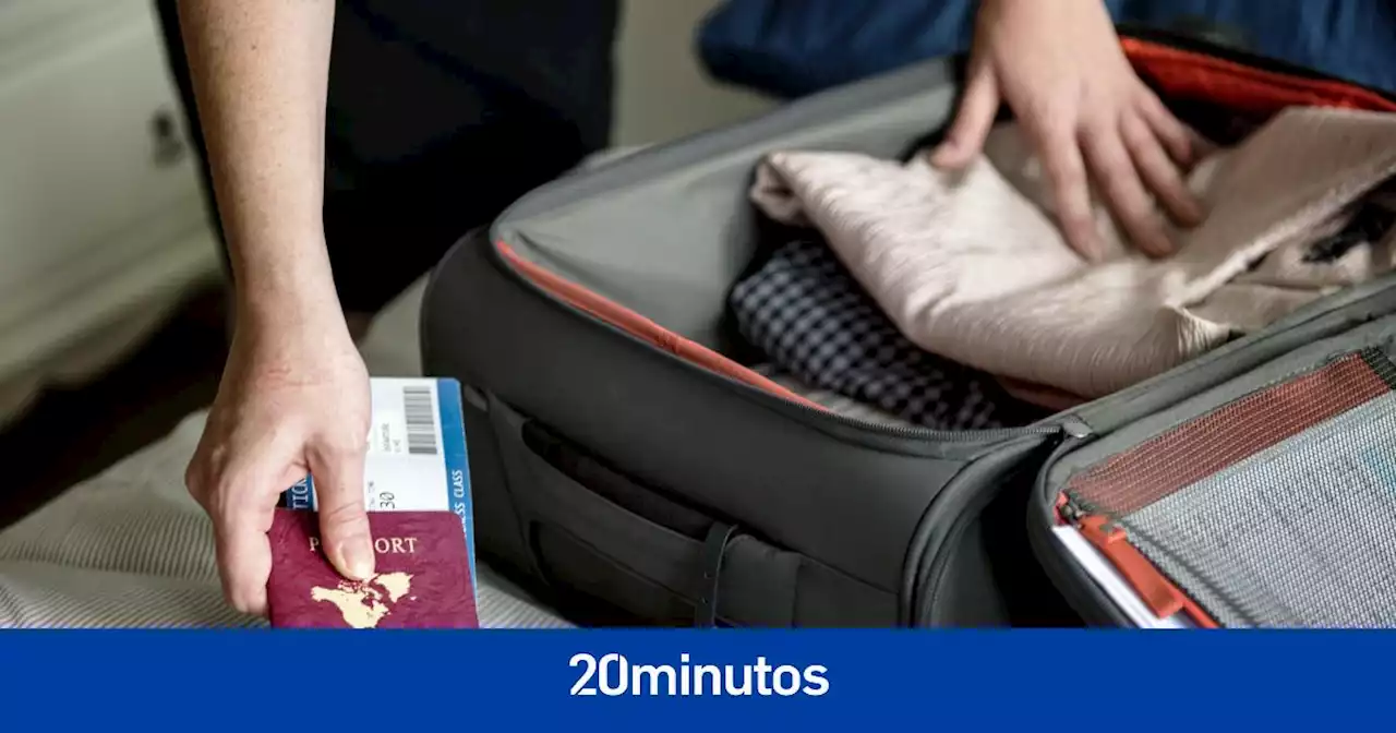 Aena cambia los controles aeroportuarios para revisar los equipajes: ¿qué cosas debo sacar de la maleta? ¿cuáles siguen prohibidas?