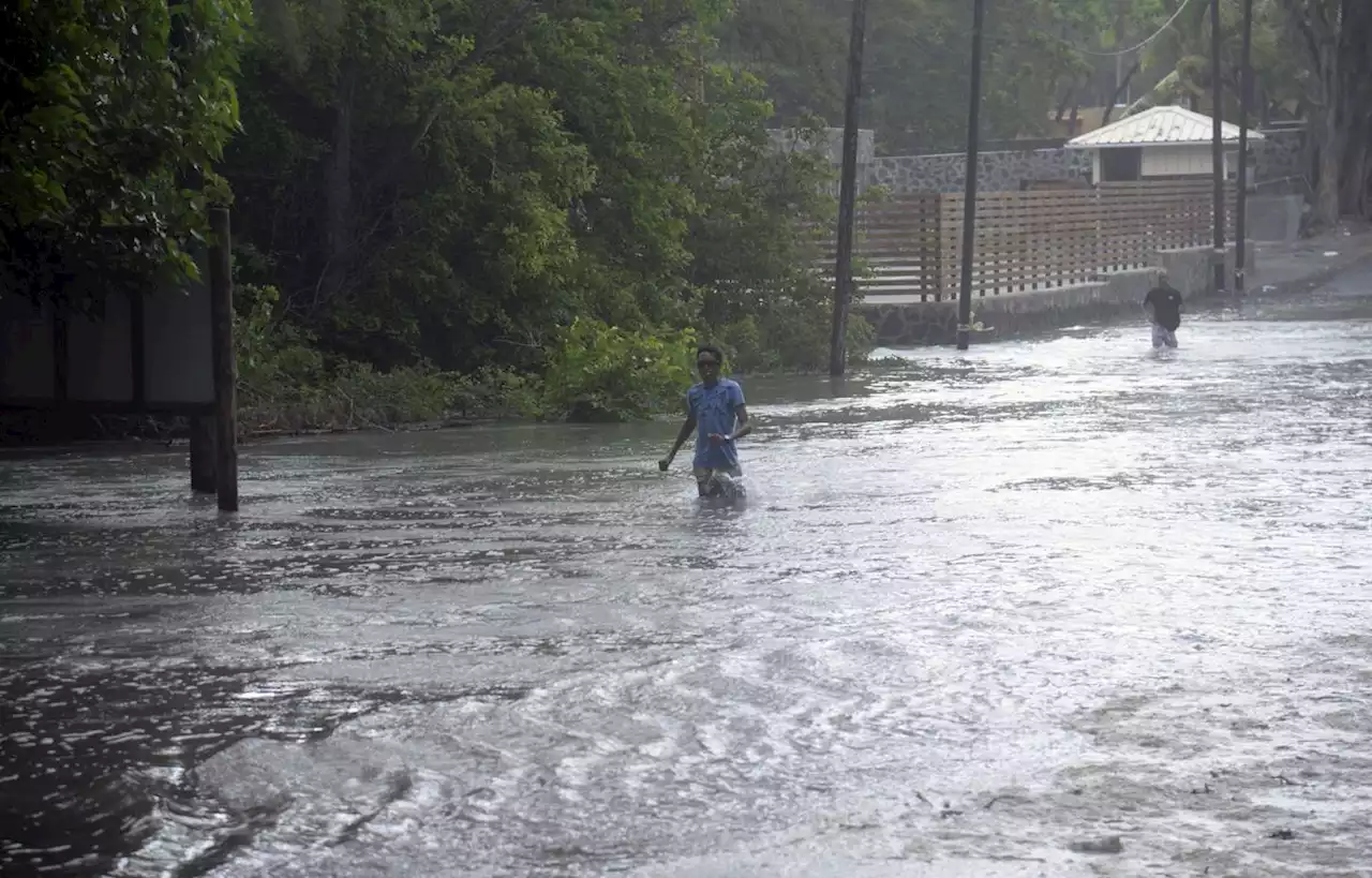 L’île Maurice balayée par un cyclone, la situation s’améliore à la Réunion