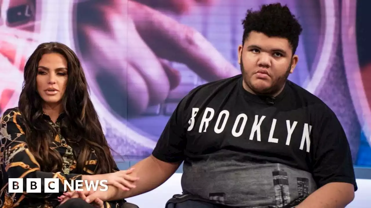 Met officers shared offensive messages about Harvey Price, hearing told