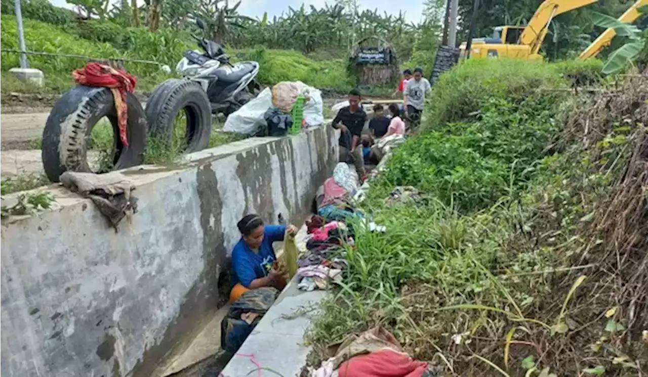 Banjir Semarang Sisakan Lumpur, Warga Gunakan Air Selokan untuk Cuci Pakaian