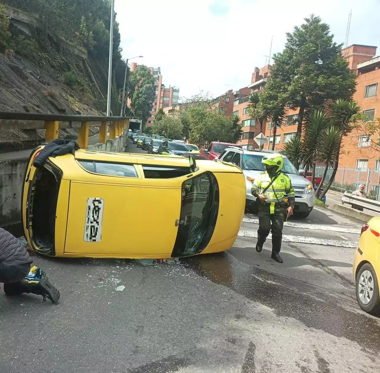 Movilidad HOY Bogotá: Un taxi se volcó en la Av. Circunvalar con calle 91