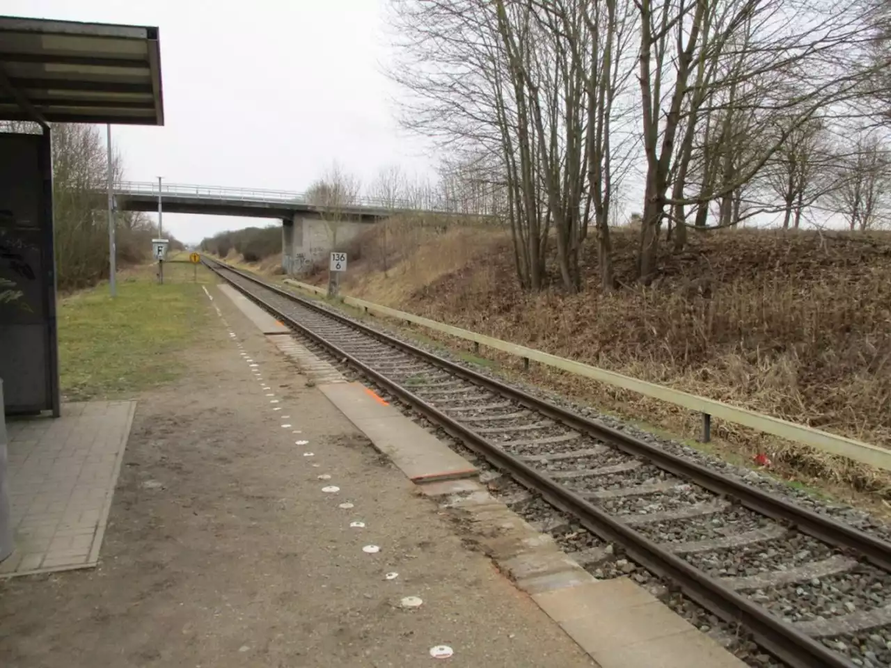 Unbekannte entfernen Gehwegplatten vom Bahnsteig --- (Cityreport24-Nachrichtenblog)