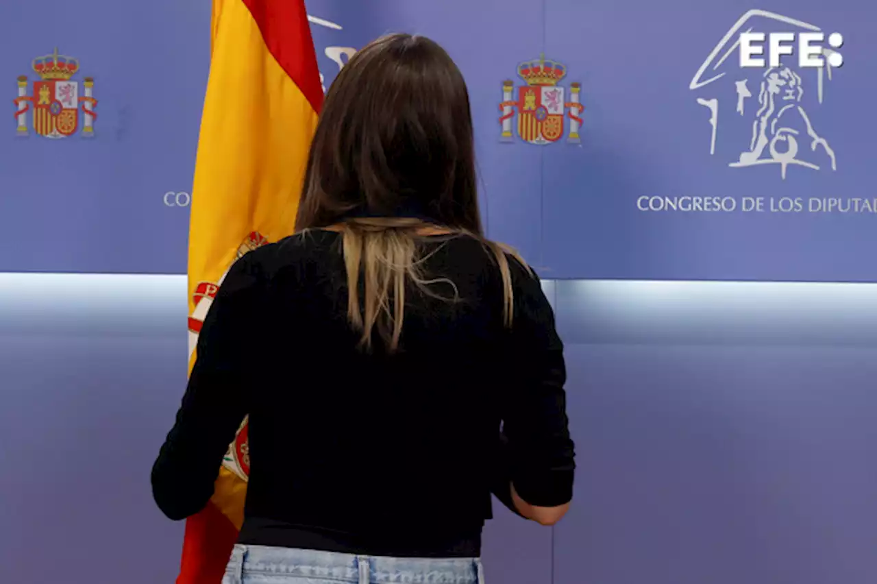 Quejas en el Congreso al apartar JxCat una bandera de España