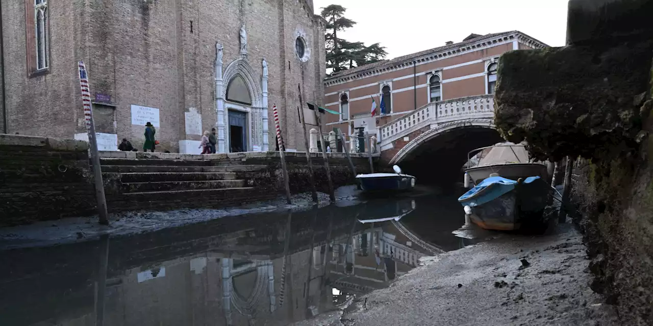 Italie : un phénomène de basses marées met à sec des canaux de Venise