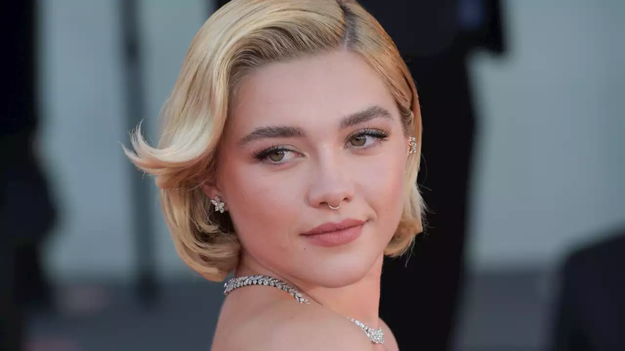 Florence Pugh ose la mini-robe (très mini) en sequins et dévoile ses cuisses sans complexe !