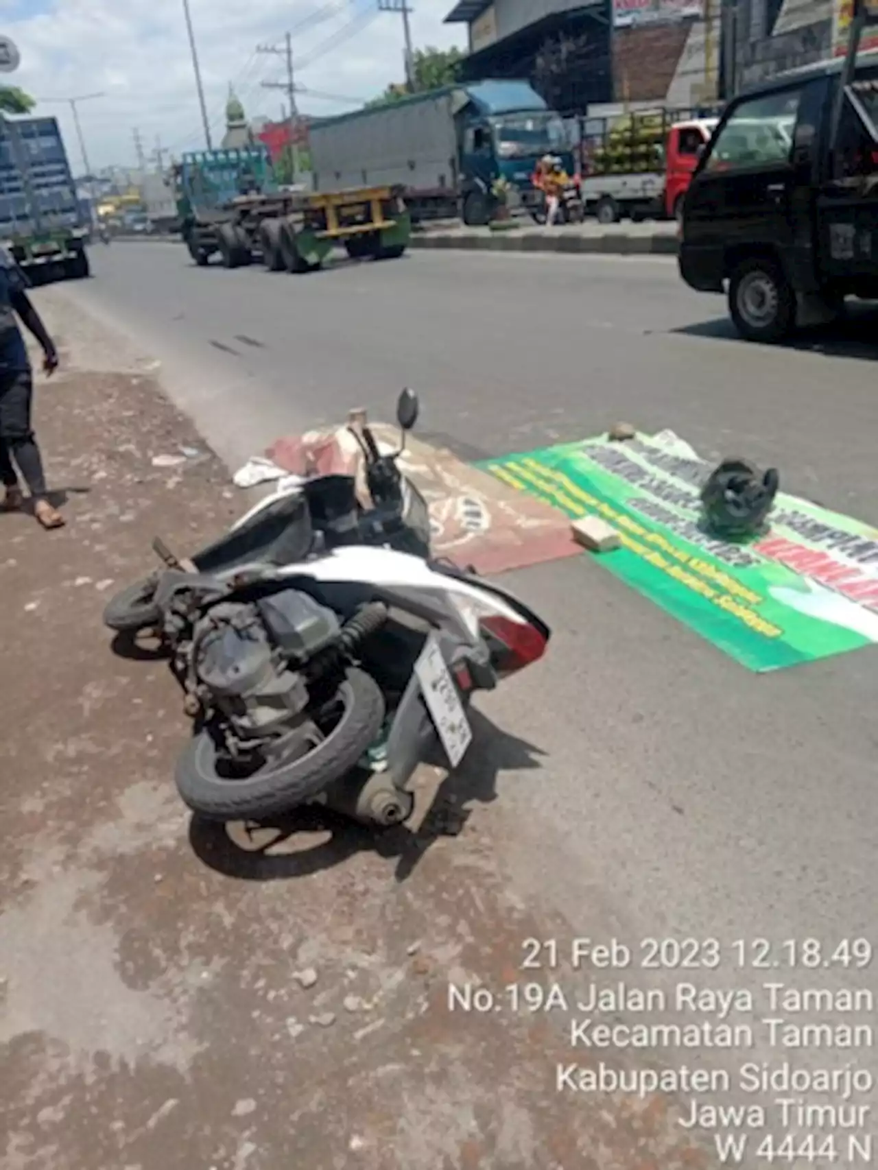 Menyalip dari Bahu Jalan, Oleng, Pemotor Tewas Terlindas Truk di Raya Taman