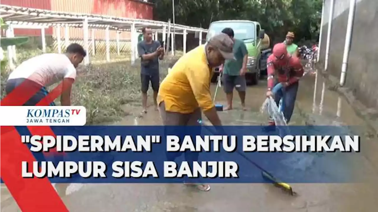 'Spiderman' Bantu Bersihkan Lumpur Sisa Banjir di Sukoharjo