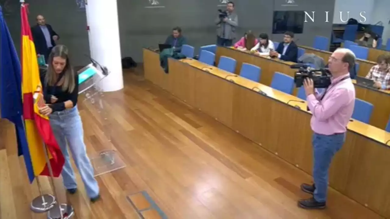 Quejas en el Congreso al apartar JxCat una bandera de España ante la prensa