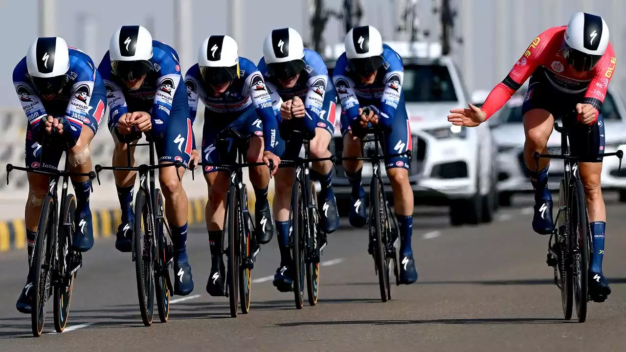 Evenepoel imponeert in ploegentijdrit UAE Tour, maar grijpt naast leiderstrui