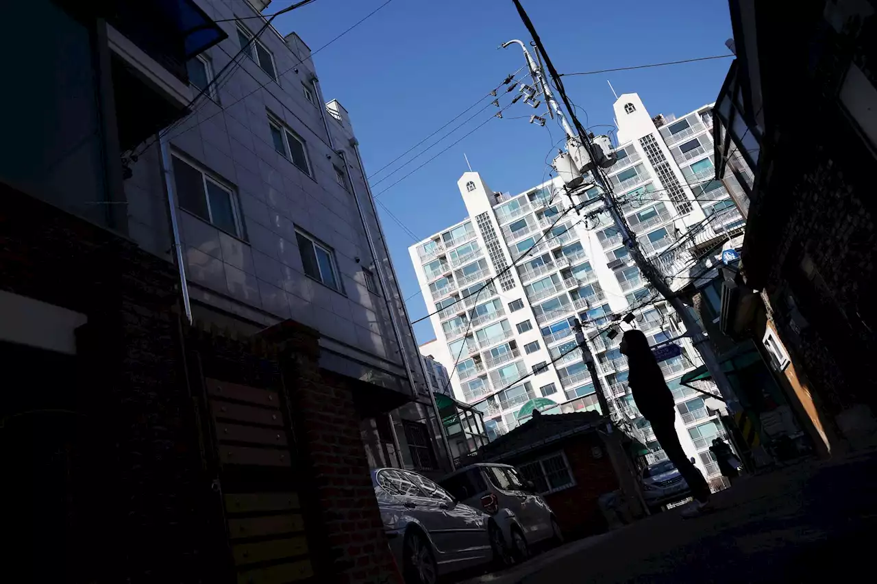 South Korea's 'jeonse' rent-free renters hit by property downturn