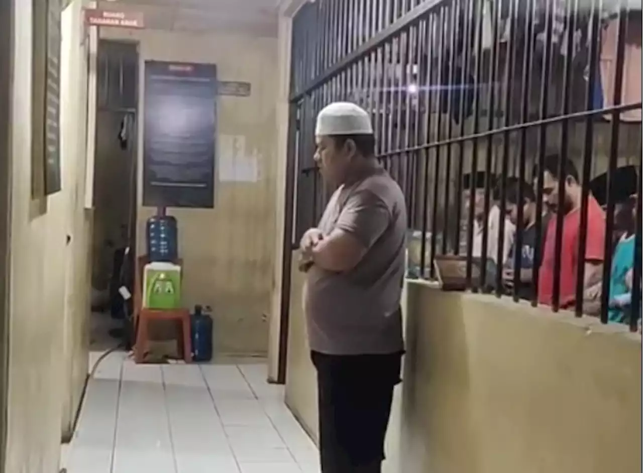 Viral! Bripka Deri Indra Pimpin Tahanan Salat Berjamaah, Suaranya Terdengar Indah