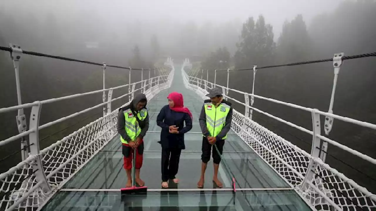 Gubernur Khofifah Terpeleset di Jembatan Kaca Bromo, Sandiaga Uno Ingatkan Soal CHSE