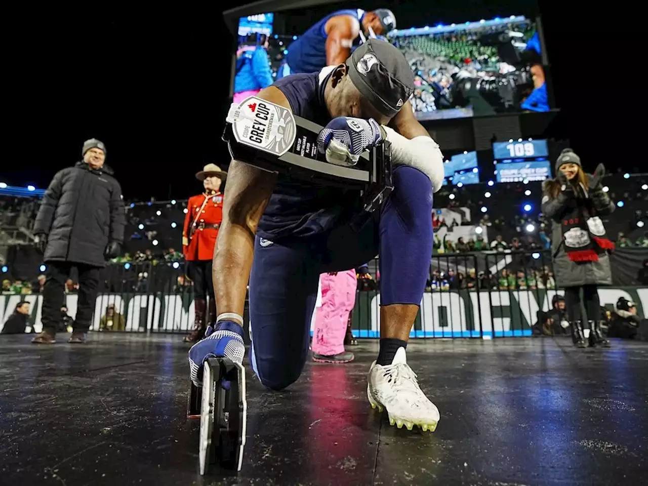 Veteran Canadian linebacker Henoc Muamba re-signs with Toronto Argonauts