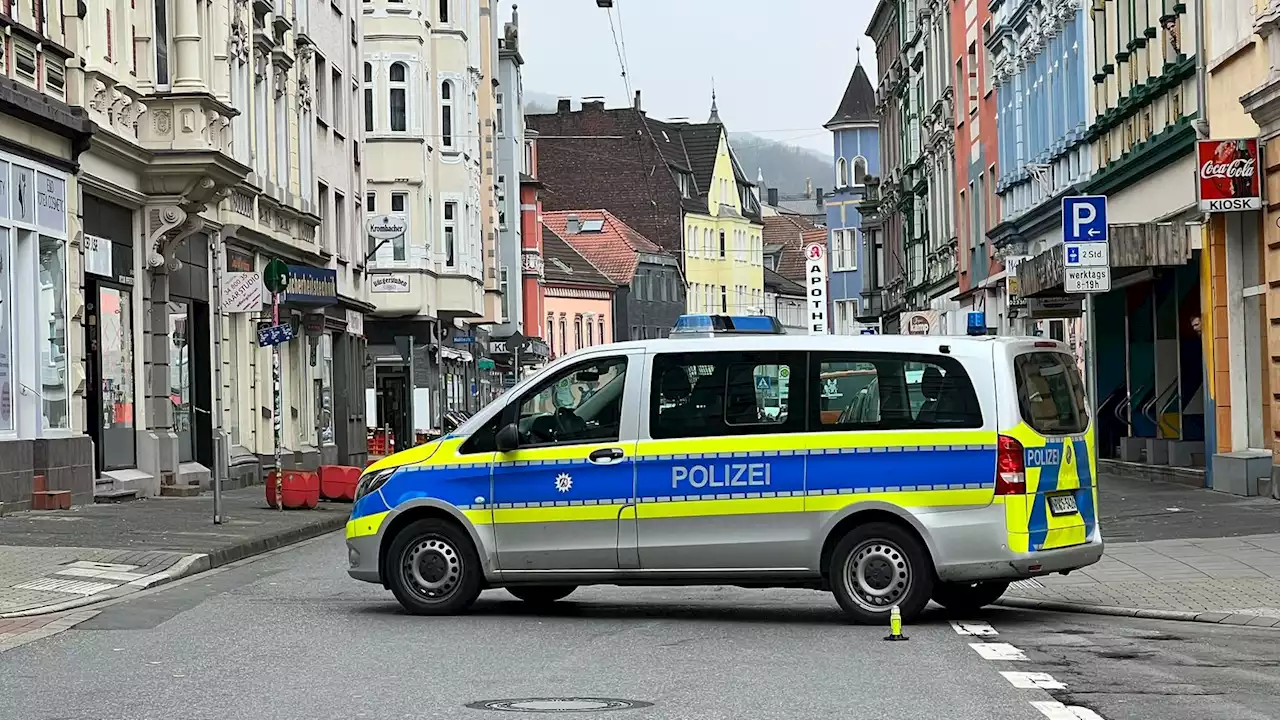 Mann droht in Hagen in Wohnhaus mit Schusswaffe