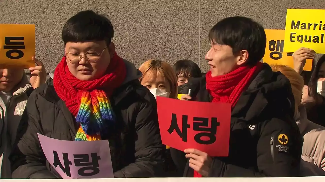 법원, 동성결합 건강보험 자격 첫 인정...'부부는 아니지만 차별 안돼'