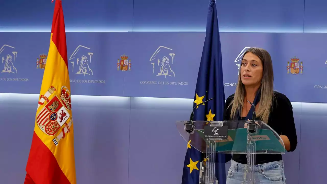 La portavoz de Junts aparta la bandera de España de la sala de prensa del Congreso porque 'estaba muy cerca'