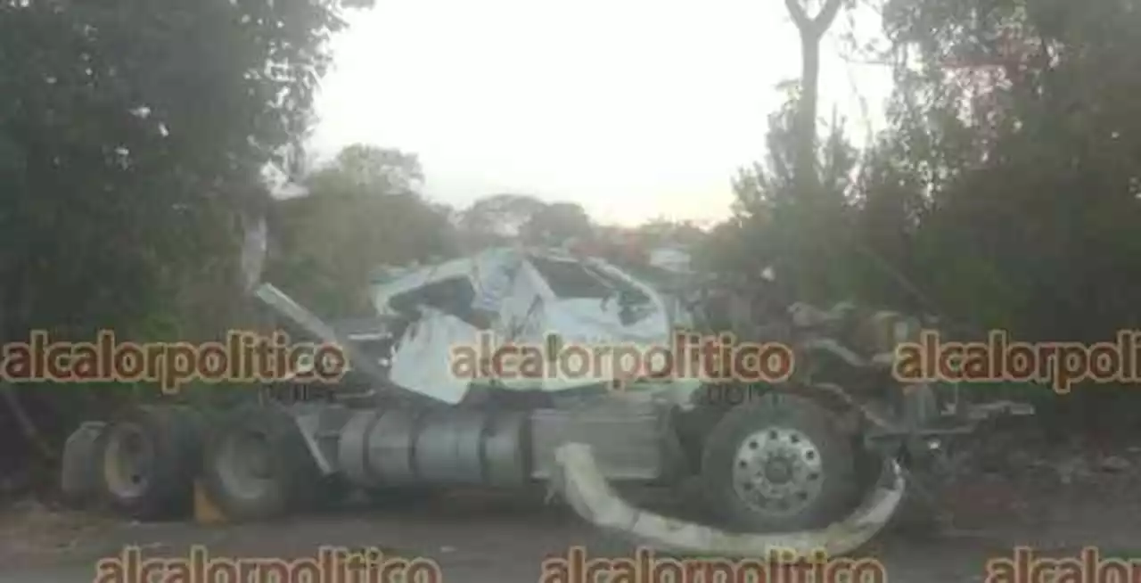 Vuelca tráiler, en Papantla; chofer muere y su acompañante está grave