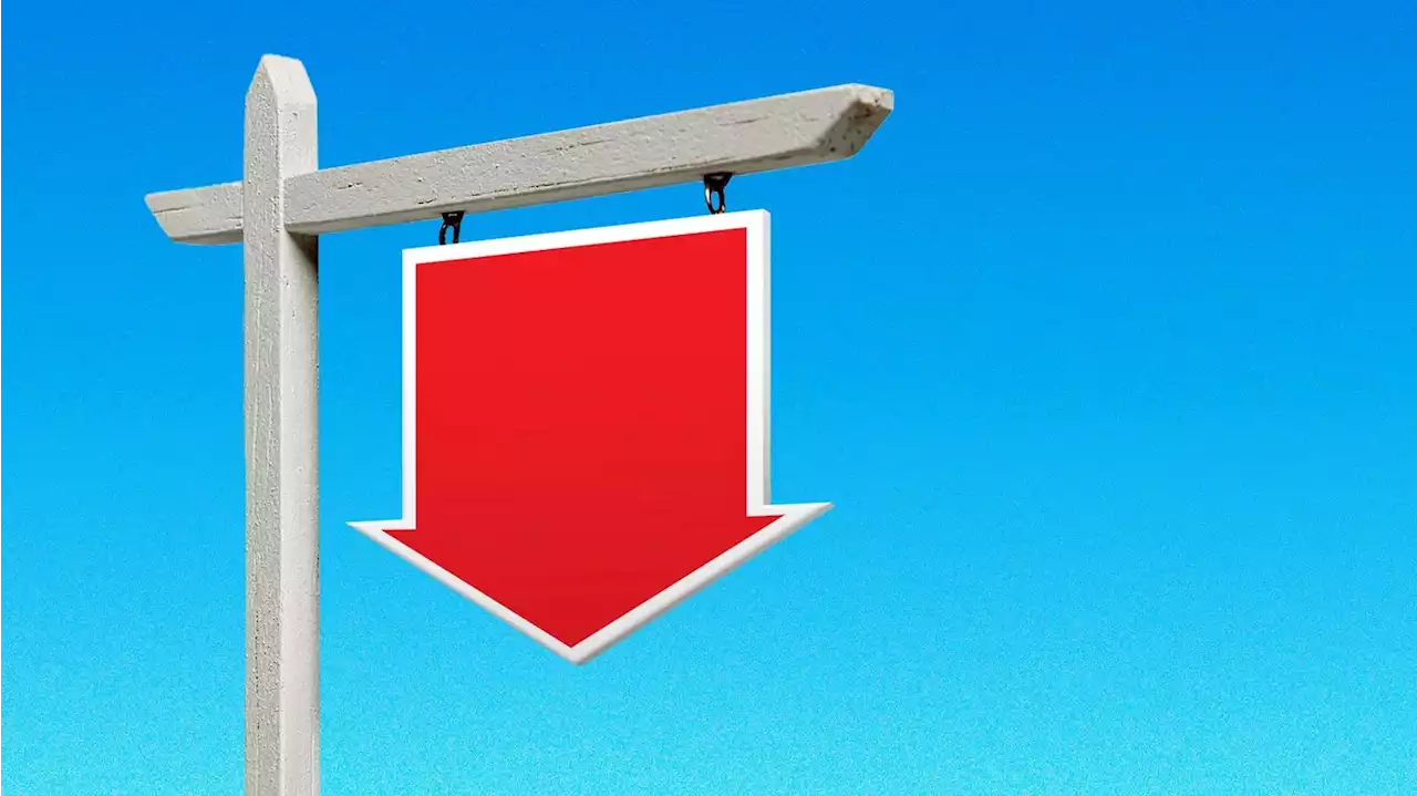 Mortgage apps plunge as rates jump