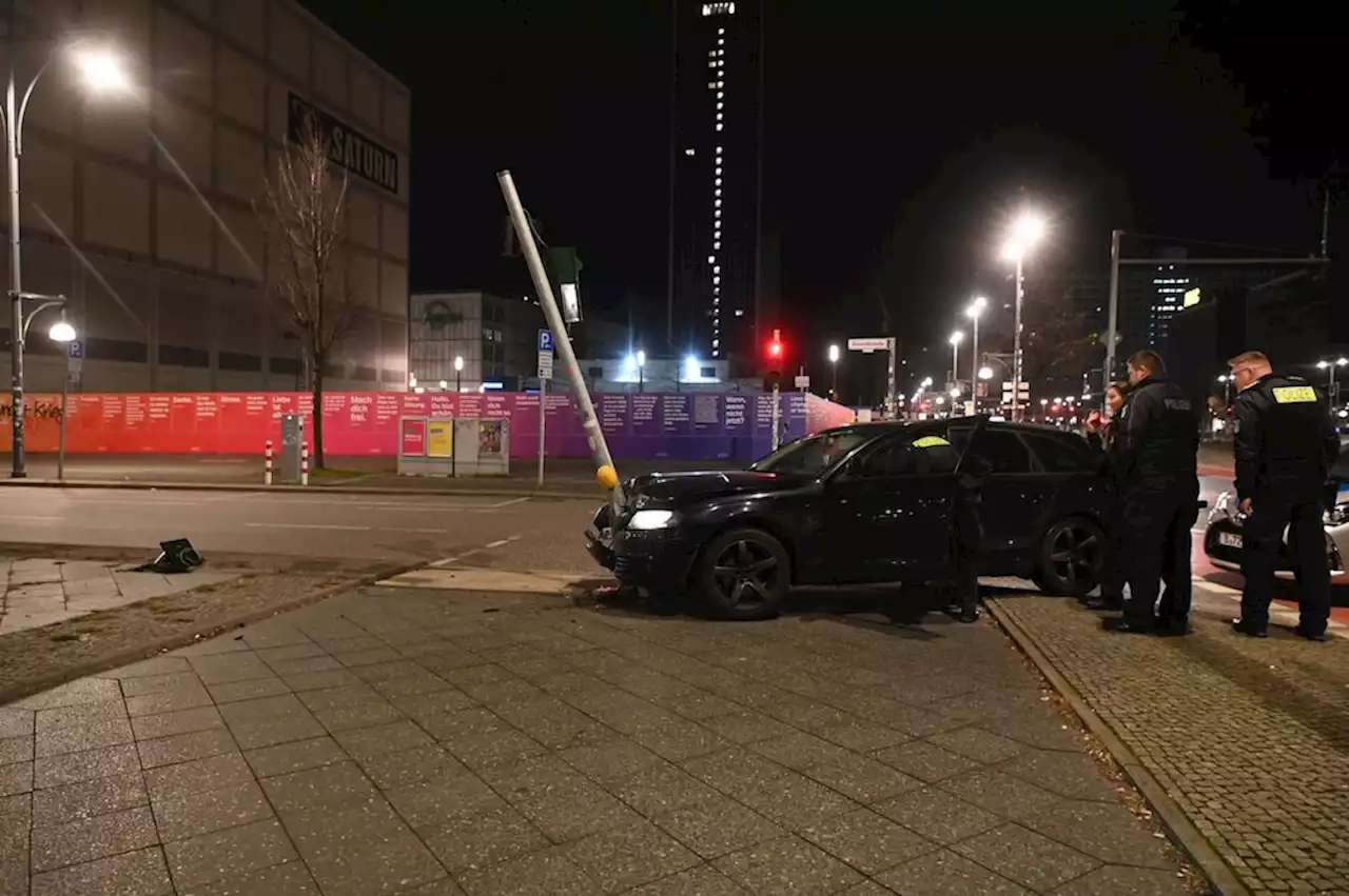 Berlin-Mitte: Audi-Fahrer donnert gegen Fußgängerampel