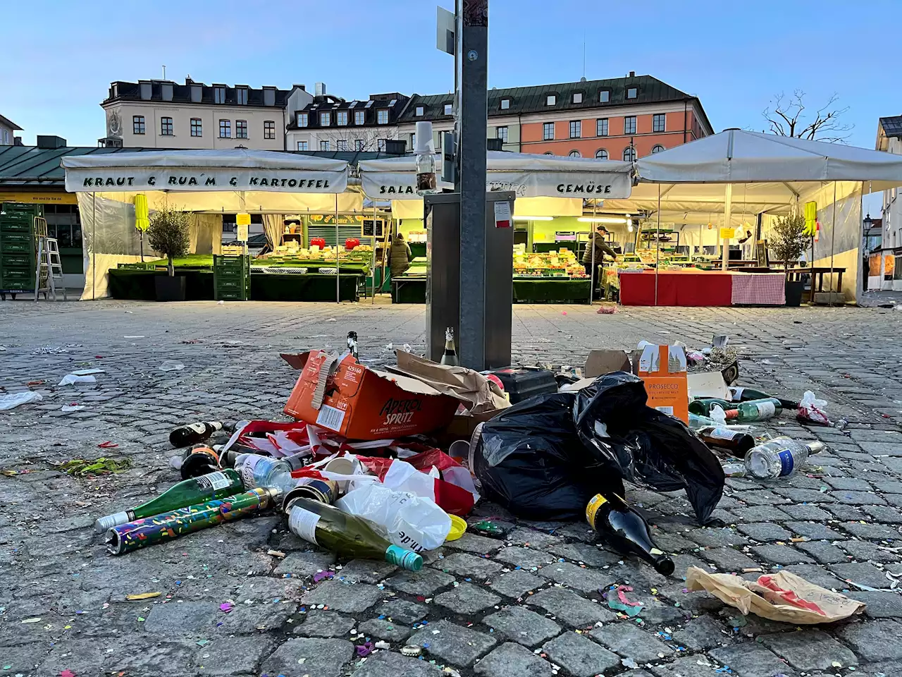 Warnstreik: Münchner Straßenreinigung lässt Faschingsmüll liegen