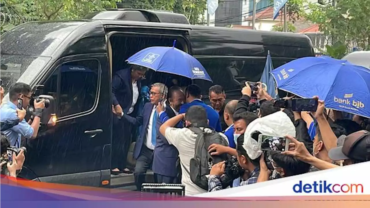 Dipayungi AHY, Surya Paloh Tiba di Markas Demokrat Matangkan Koalisi