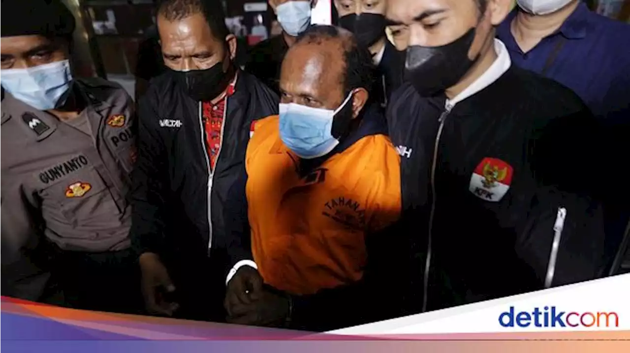 KPK Temukan Uang Jutaan Rupiah di Persembunyian Bupati Mamberamo Tengah